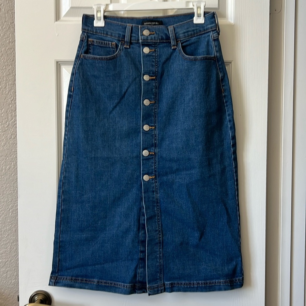 New with tags! Banana Republic Denim Knee-Length Midi Skirt